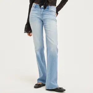Säljer dessa jeans från Monki pga de är för små. De är i storlek 25 vilket passar 34. De är lågmidjade och har bootcut. Inga defekter eller hål osv. 