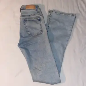 Ljusblåa low flare jeans ifrån bikbok, inga defekter. W: XS L: 33 (org. pris 699kr)
