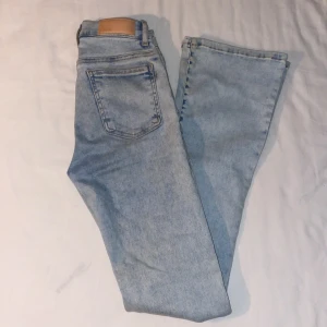 Low flare - Ljusblåa low flare jeans ifrån bikbok, inga defekter. W: XS L: 33 (org. pris 699kr)