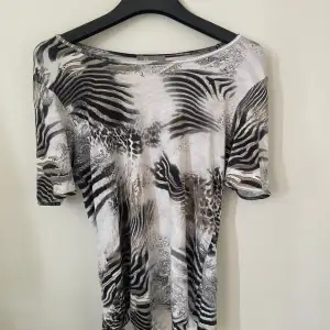 Jättefin offshoulder T-shirt med zebramönster