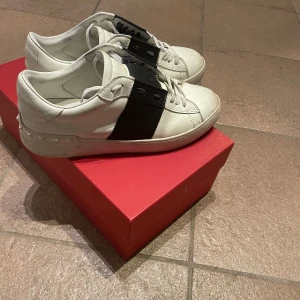 Valentino skor - Säljer mina valentino skor för att de är för små, skick 8/10. Nypris: ca 5500 säljer mina för 2900 men kan sänkas vid snabbäffär. Skorna passar både 43 och 44