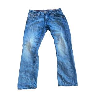 Tunga Jeans från Rock Revival🔥, köpta på plick, saknar en bokstav från tagen på baksidan men annars är det inga andra flaws, kan diskutera priset vid snabb affär!!🔥🔥🔥