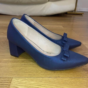 Klackskor 5 cm - Fina marinblåa skimrande klackskor med en bredare klack på 5 cm. Använda max 4-5 gånger så i väldigt fint skick. Nypris 226 kr