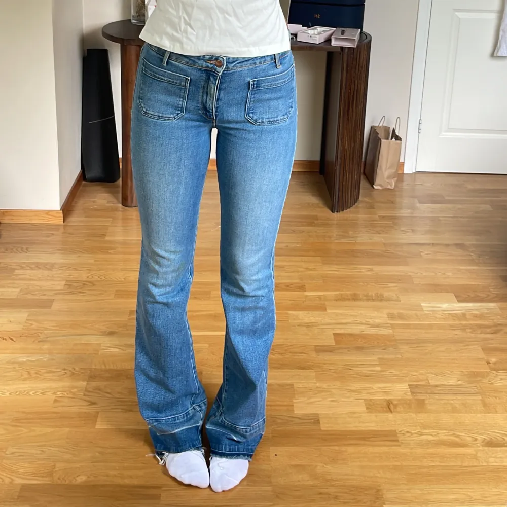 Sjukt snygga jeans från Wrangler!! Byxorna har en gräsfläck på vänstra knät, inget man tänker på jättemycket. Och tyget bakom dragkedjan inne i byxan har lossnat lite men inget som syns utanför eller som påverkar själva dragkedjan! Jag är 177cm💕. Jeans & Byxor.