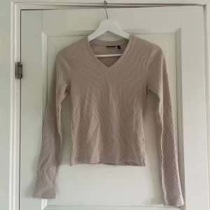 Oanvänd tröja från Asos - Oanvänd, endast provad. Storlek S. V-ringning, våfflat material. Söt och simpel! 60% bomull, 40% polyester. Nypris 199, köpt i mars i år.