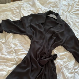 Svart lång klänning  - Svart lång omlott klännig från Gina tricot. Helt oandvänd, i storlek M   Köptes för 600  Säljs för 300 Pris kan diskuteras 