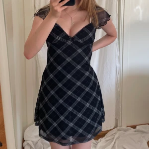 Svartrutig Klänning - Använt 2-3 gånger, stretchigt material så passar flera storlekar
