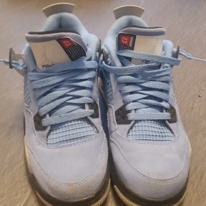 Säljer Jordan 4 university blue för 1500 kr - Jag har köpt dom på soleplus har kvitto.