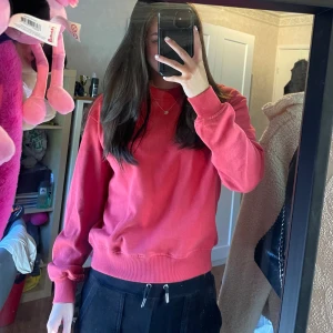 Sweatshirt - Säljer denna fina röda sweatshirt från NAKD. Endast använd en gång, passar xs/s men är storlek xs💓