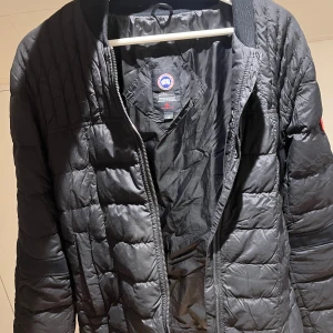 Canada Goose  - Säljer min Canada Goose jacka då jag inte har någon användning till den längre. Bra skick och inte några fläckar. Skick 9/10 Storlek L men passar väldigt bra M