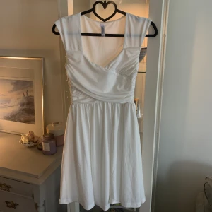 Chara Forthi Studentklänning Strl XS - Vit klänning i nyskick. Passar XS-S! 🦋🌸