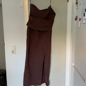 Oanvänd brun klänning från Asos, off the shoulder. Nypris 999kr och slutsåld på hemsidan