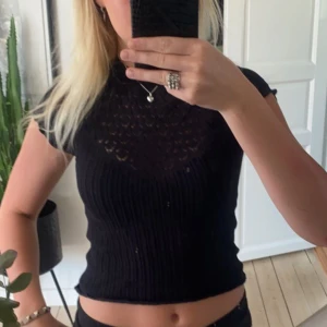 Svart t shirt - Säljer min svarta t shirt från zara som är mönstrad och lite genomskinlig. Använd fåtal gånger och i bra skick🥰