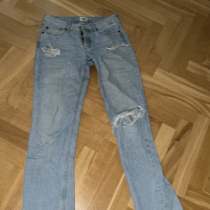 Byxsor  - Dom är i bra skick väldigt fina med ett par klackar  lågmidjade sitter fint i midjan Ser man storlek på de här byxorna  storlek S 