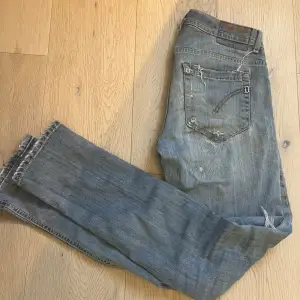 Rikigt feta dondup jeans, model george|  storlek 32| perfekta inför sommaren| rikigt snygga slitningar på dom| Obs det är ett hål i vänster fickan| 