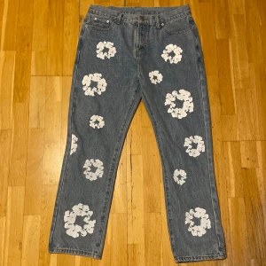 Demin tears jeans  - Helt oanvändbar den är i mycket bra skick Storlek 36