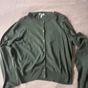 Kofta - Fin brun-grön kofta! Sparsamt använd, bra kvalitet🌟 postar endast❤️