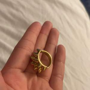 Säljer min guld Edblad ring för att den inte kommer till användning. Använd ett fåtal gånger så i ett väldigt bra skick. Jätte fin och populär ring! Köpt för 400kr säljer för 170kr