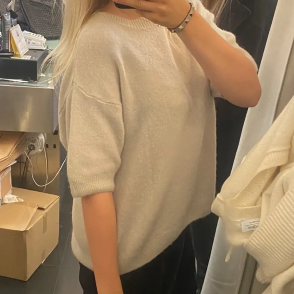 Säljer min fina stickade t shirt från chealsea i väldigt bra skick🥰. Neuleet.