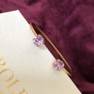 Caroline Svedbom armband Guld Iris  - Gullig lila kristall på guld färgat armband  Använt men fint :) passar bra ihop med de andra i guld jag säljer 