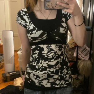 Döskalle tröja - Super fin tröja som man knyter där bak med två band💖 den är egentligen i storlek 152 men den sitter som S eller XS( de är bara att skriva så kan jag skicka mått)💖💖