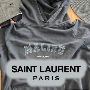 Yves Saint Laurent Hoodie, skick 9/10, som ny!☀️ Passar storlek: L och lång i ärmarna vilket är ett + 👍👍 Kostar 8600kr ny! 