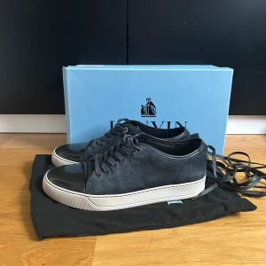 Lanvin skor - Säljer nu mina Lanvins i storlek 41 (sitter lite större typ 42). Box + påse och extra snören medföljer. Inga större defekter på dom, bara en liten slitning inuti skon men de varken känns eller syns.  Höra gärna av dig om du är intresserad! Mvh