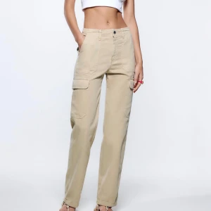 Beiga cargobyxor - Beiga cargopants från Zara. Använda 1 gång 🤍