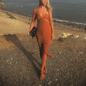 Zaraklänning - Orange/brons- färgad  klänning från zara! ❤️‍🔥 Knyts bak i ryggen!  OBS! Skickas i juli när jag är i Sverige igen!