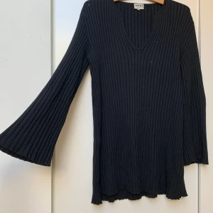 Klänning/lång tröja med trumpetärm - Klänning/lång stickad tröja med trumpetärm. Så snygg och skön! 