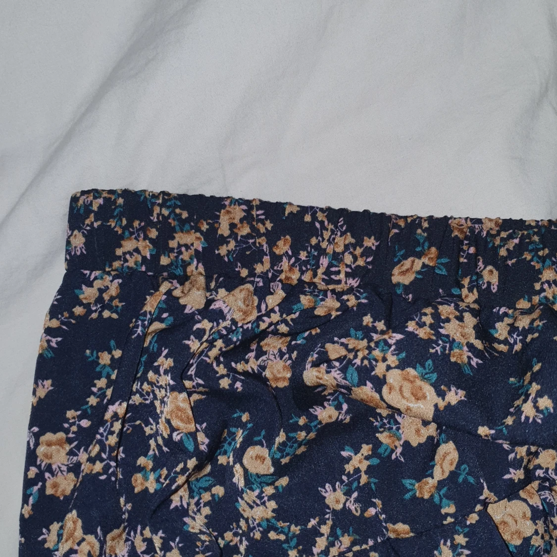 En svart kjol med rosa/bruna blommor - 91