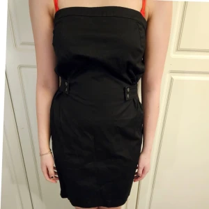 Klänning j lindeberg nytt - Då den är förstor för mig och inte sitter snyggt på så säljer jag denna Nya fina Svarta klänning från j lindeberg med fastsytt skärp och med knappar på sidorna . Nypris 1500 kr. Katt finns I hemmet. Bomull och Lycra. Tyvärr har den bara blivit liggan