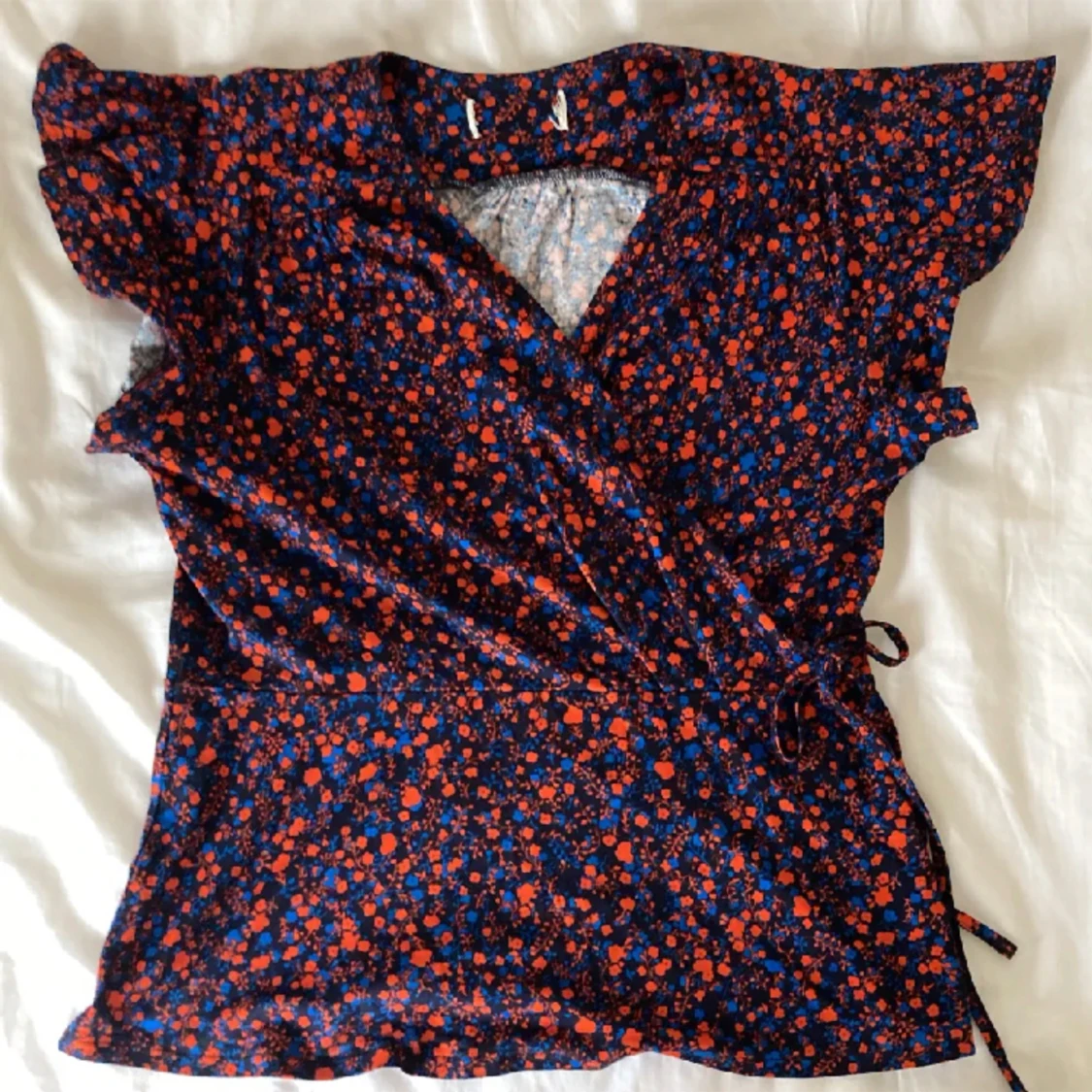 Blommig v ringad blus