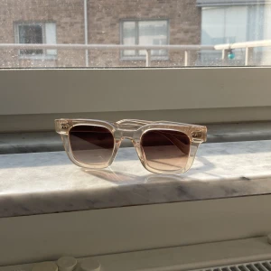 Chimi solglasögon - Säljer mina chimi 04 i färgen ECRU som jag knappast använt. Inga repor eller defekter på dom men kommer utan orginalboxen.  Hör av dig vid frågor😁