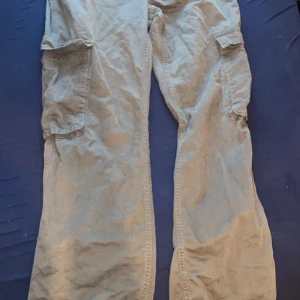 Low waist cargo pants - Använda ca 5-7 ggr! Säljer då de är för stora på mig