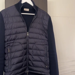Moncler Cardigan - Moncler Cardigan  Small, 7/10 liten reva syns knappt 3800kr