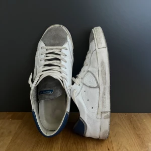 Philippe models - Säljer nu mina fräscha Philippe models då jag tyvärr växt ur de. Inte använts på ett tag. Använda - gott skick 8/10. Sitter riktigt nice och lätta att stylea. Pris är ännu inte spikat i sten. Allt från originallådan ingår