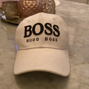 Hugo boss keps - Tja! Säljer denna snygga hugo boss kepsen som inte är mycket använd, passar perfekt till sommaren.