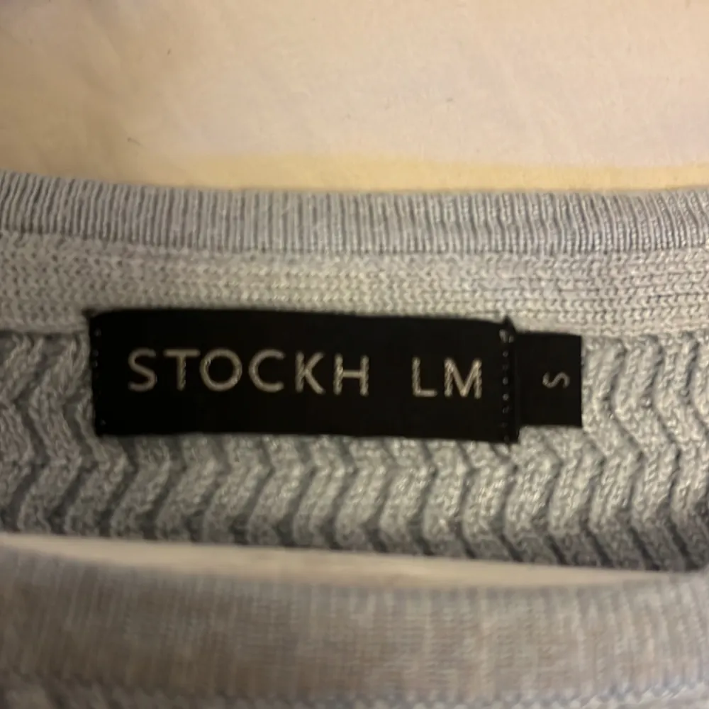 Ljusblå stickad/virkad långärmad. Märke: Stockholm Storlek S men passar även som en XS. Inga skador, bra skick. Knappt använd. Neuletakit & Villapaidat.