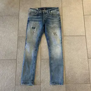 Storlek W31 L32, snygga jeans från Jack&jones i ett fint skick, hör av er vid frågor samt övriga funderingar 