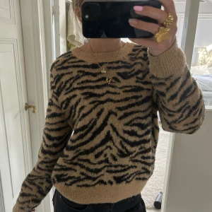 tröja - så snygg tröja från HM, bra skick och inga defekter!💕💕💘💌