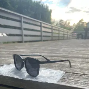 Ett par svarta solglasögon i bra skick som passar perfekt till sommaren! Helt nya och kommer med påse. Pris kan diskuteras! 