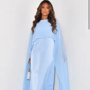 Hej! Säljer denna fina klänning från Jeansindustry, helt ny med prislapp och ligger i original förpackningen. Jag säljer klänningen då jag är för kort för den och klänningen passar alla över 160cm 🫶  Köpte klänningen för 450 kr ✨