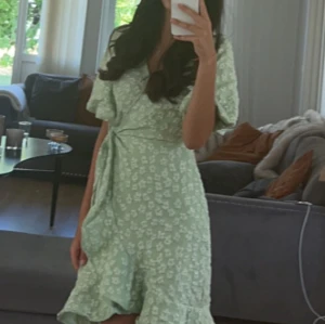 Sommar klänning - Jätte fint material, använd en gång och ser helt ny ut. 