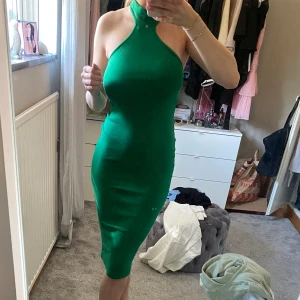 Zara klänning  - Säljer den här fina klänningen från zara som är andvänd fåtal gånger💖