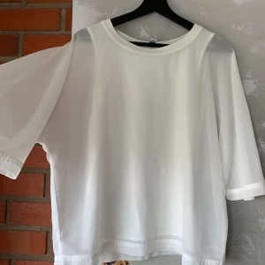 Vit blus, blus, sommar blus  - Oanvänd vit blus, dubbel tyg inuti, trekvarts ärm, superfin nu till sommaren😊