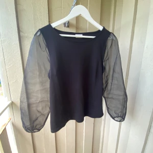 Fest topp - En topp från Vila som passar perfekt till fest🖤