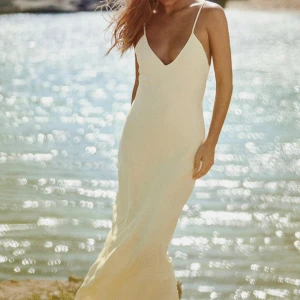 sommarklänning💛 - Jätte fin sommarklänning från zara som jag tyvärr inte får användning av! Nypris 400kr, säljer för 250kr. Aldrig använd💛