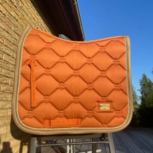 Equestrian Stockholm schabrak - Ett helt nytt (oanvänt) schabrak från Equestrian Stockholm i färgen bronze gold💘