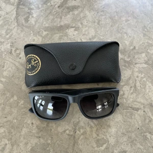 Ray Ban Wayfarer  - Svarta Ray Ban Wayfarer i väldigt bra skick, knappt använda. Fodral medföljer.  Hör av er vid frågor!
